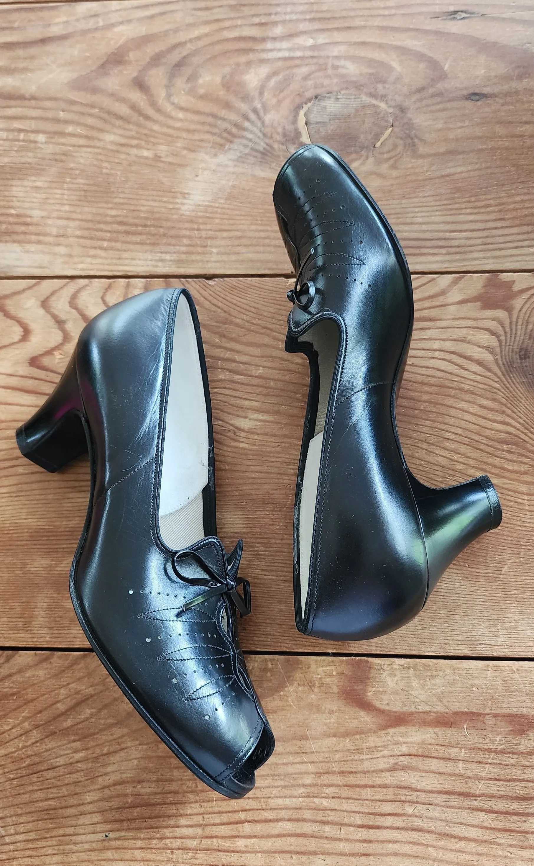 40s Black Pumps with Bows by Foot Saver 6 Narrow Deadstock