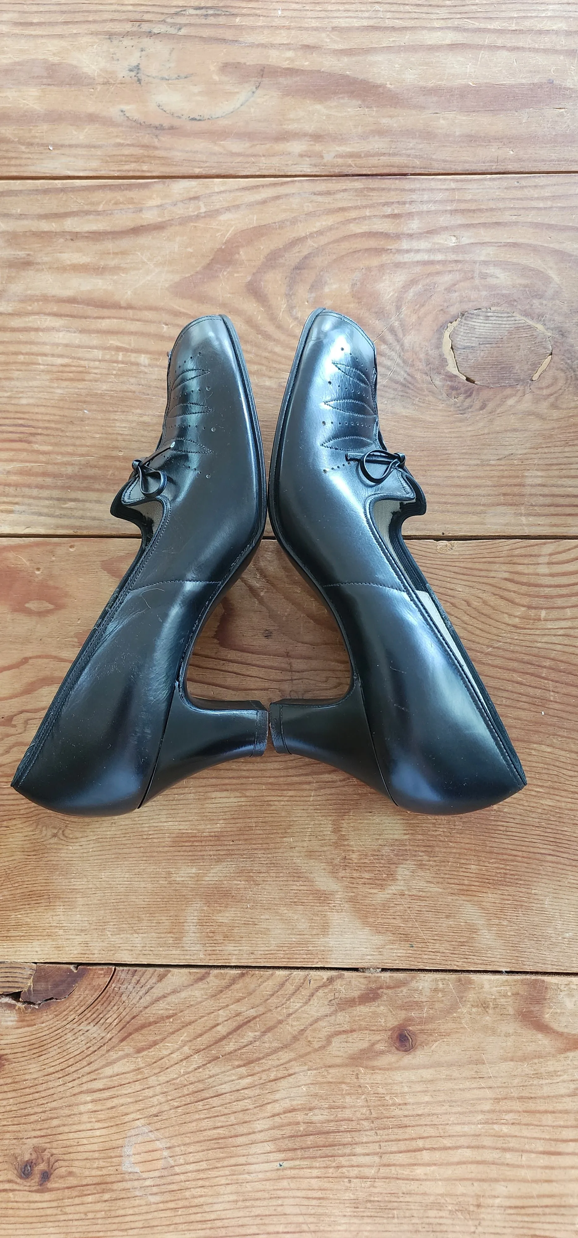 40s Black Pumps with Bows by Foot Saver 6 Narrow Deadstock