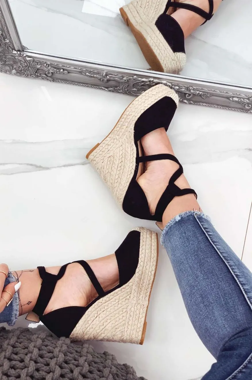Espadrilles nere con zeppa e fasce ad incrocio