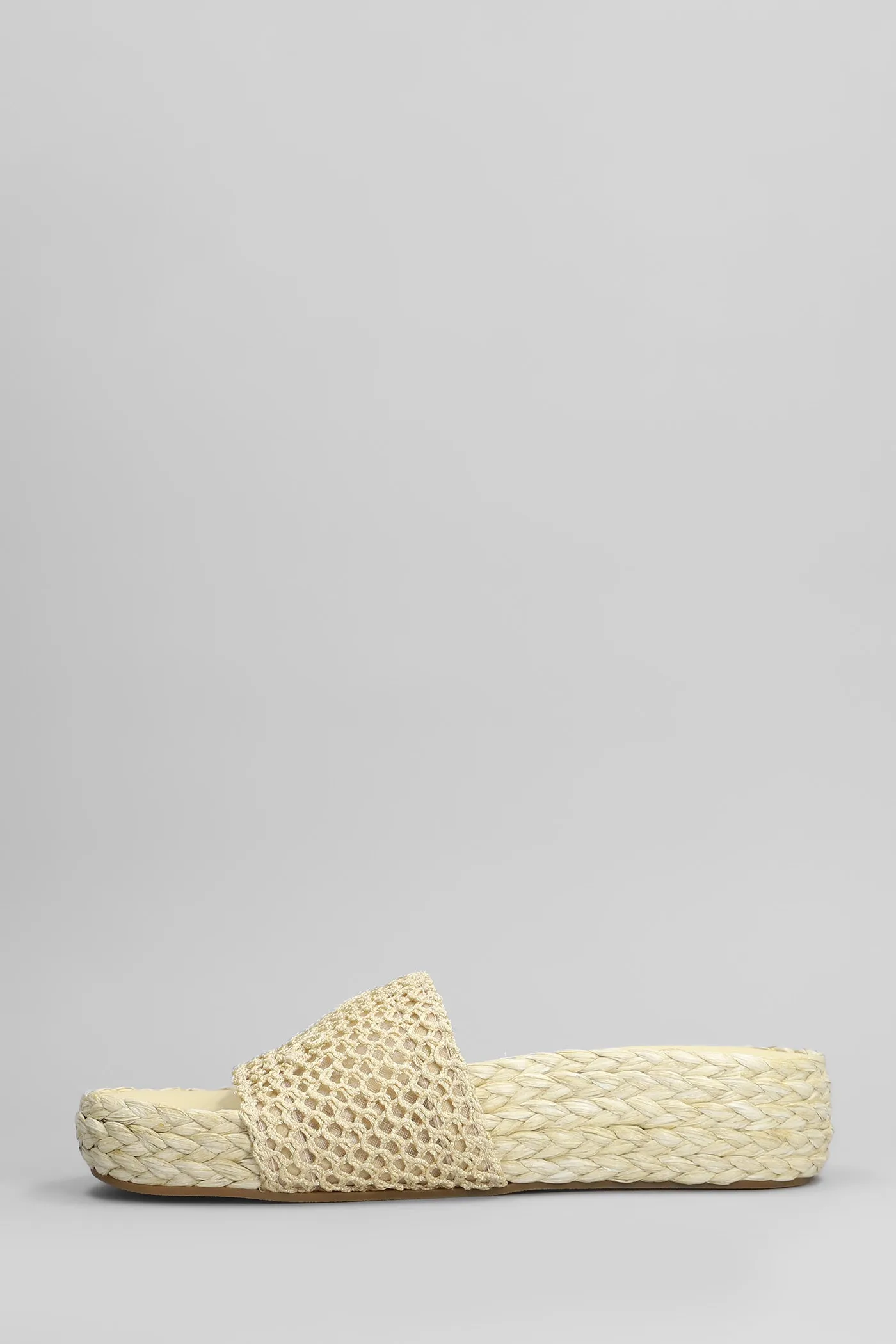 Isla Flats in beige raffia