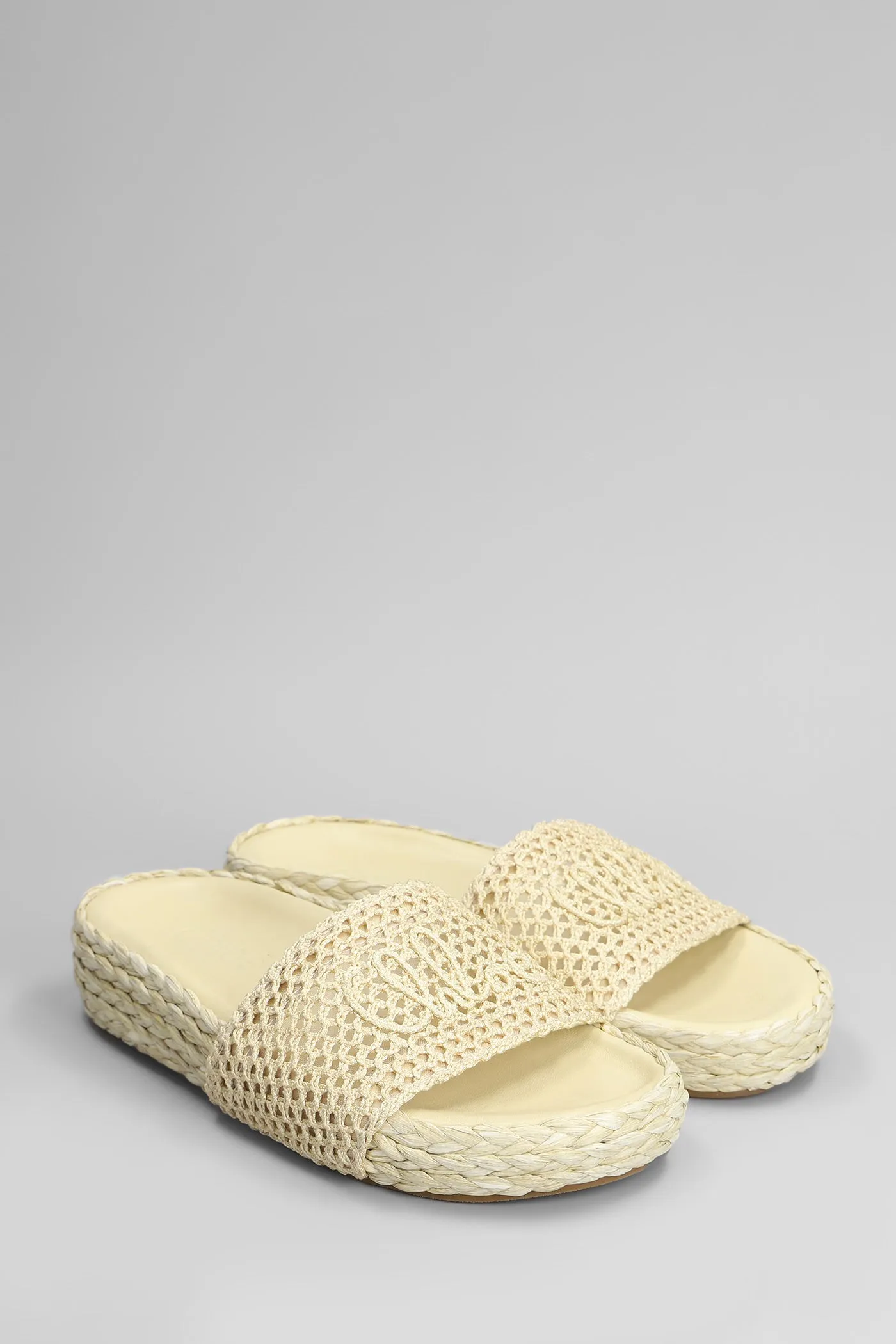 Isla Flats in beige raffia