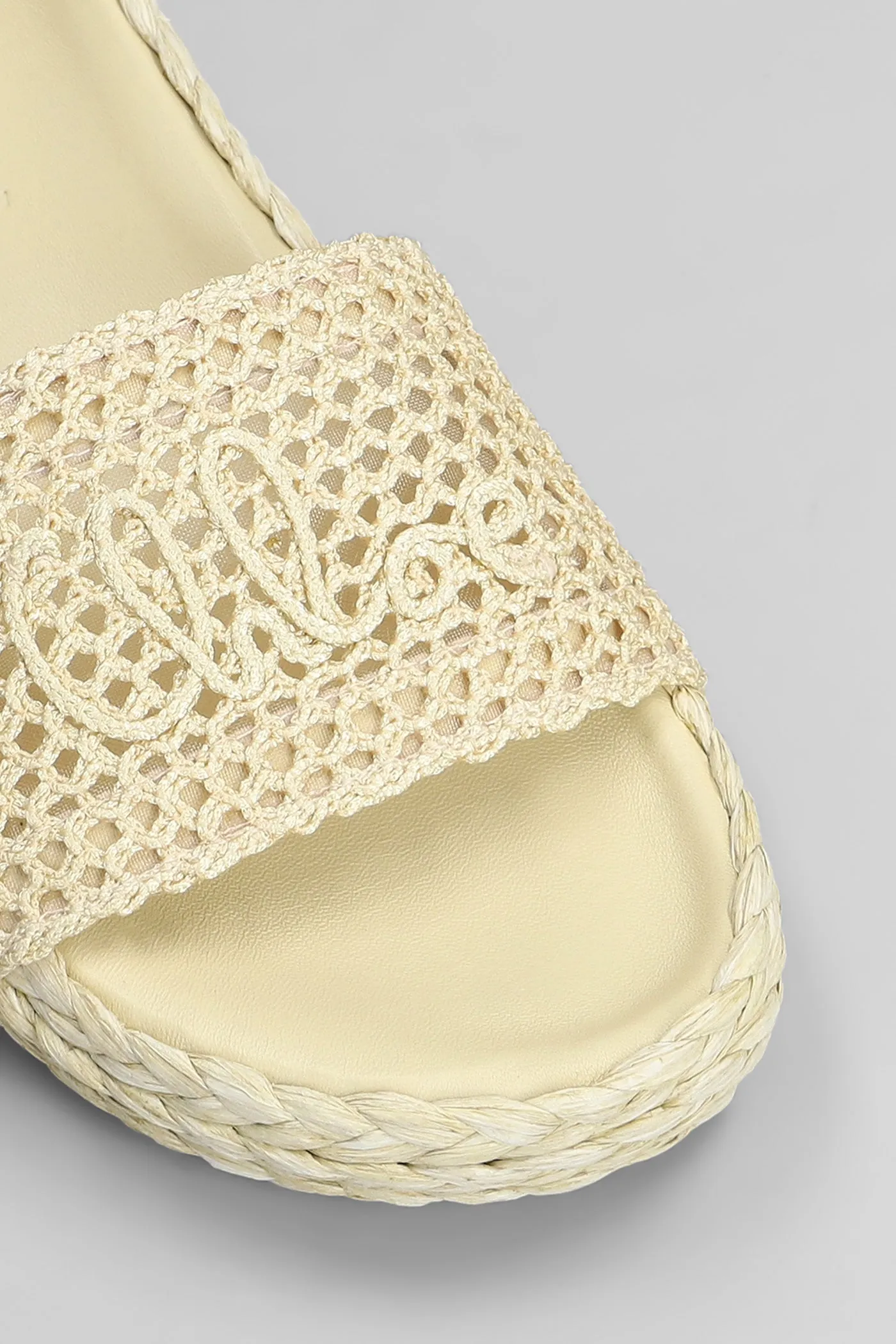 Isla Flats in beige raffia