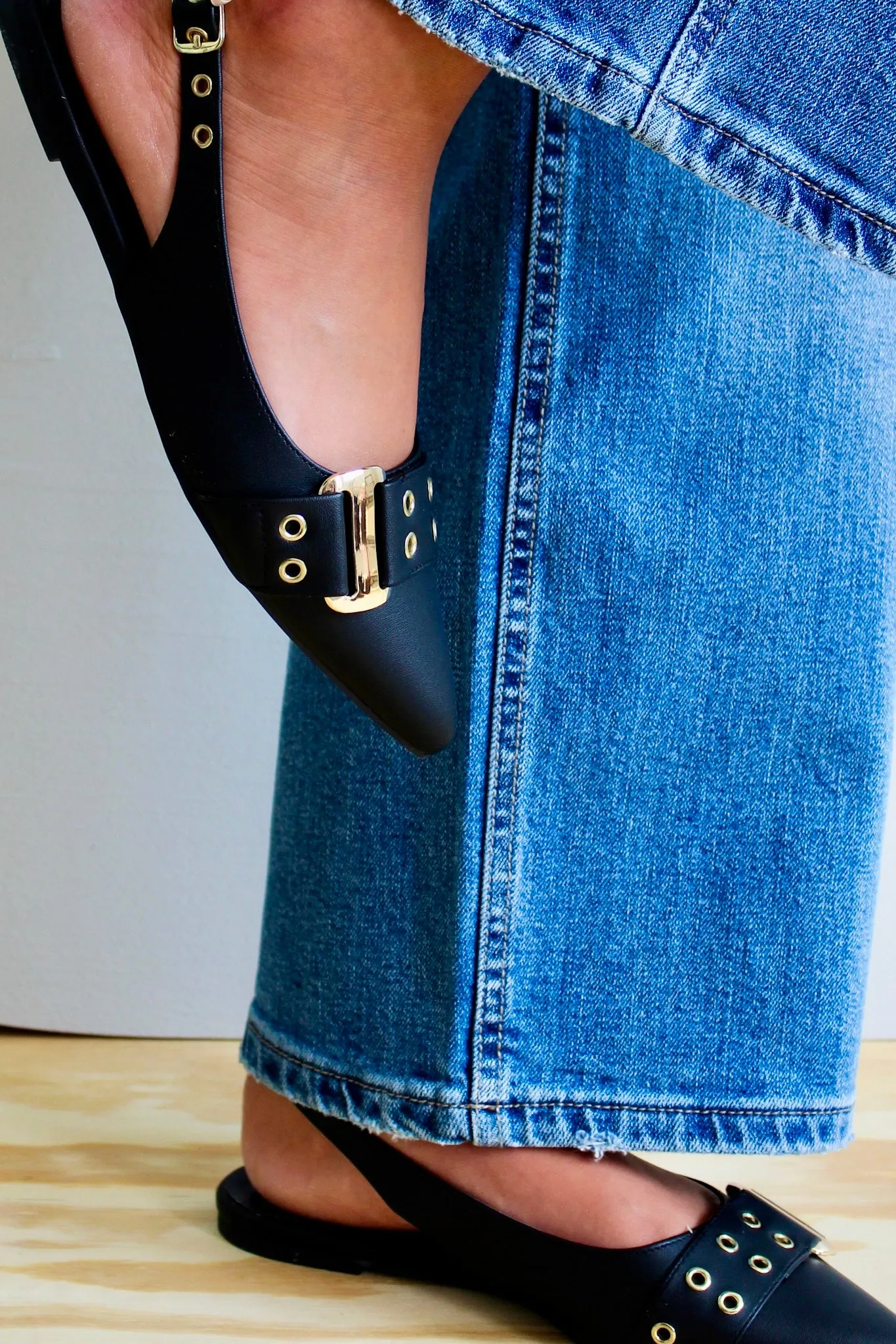 Polished Look Pointed Flat • Black