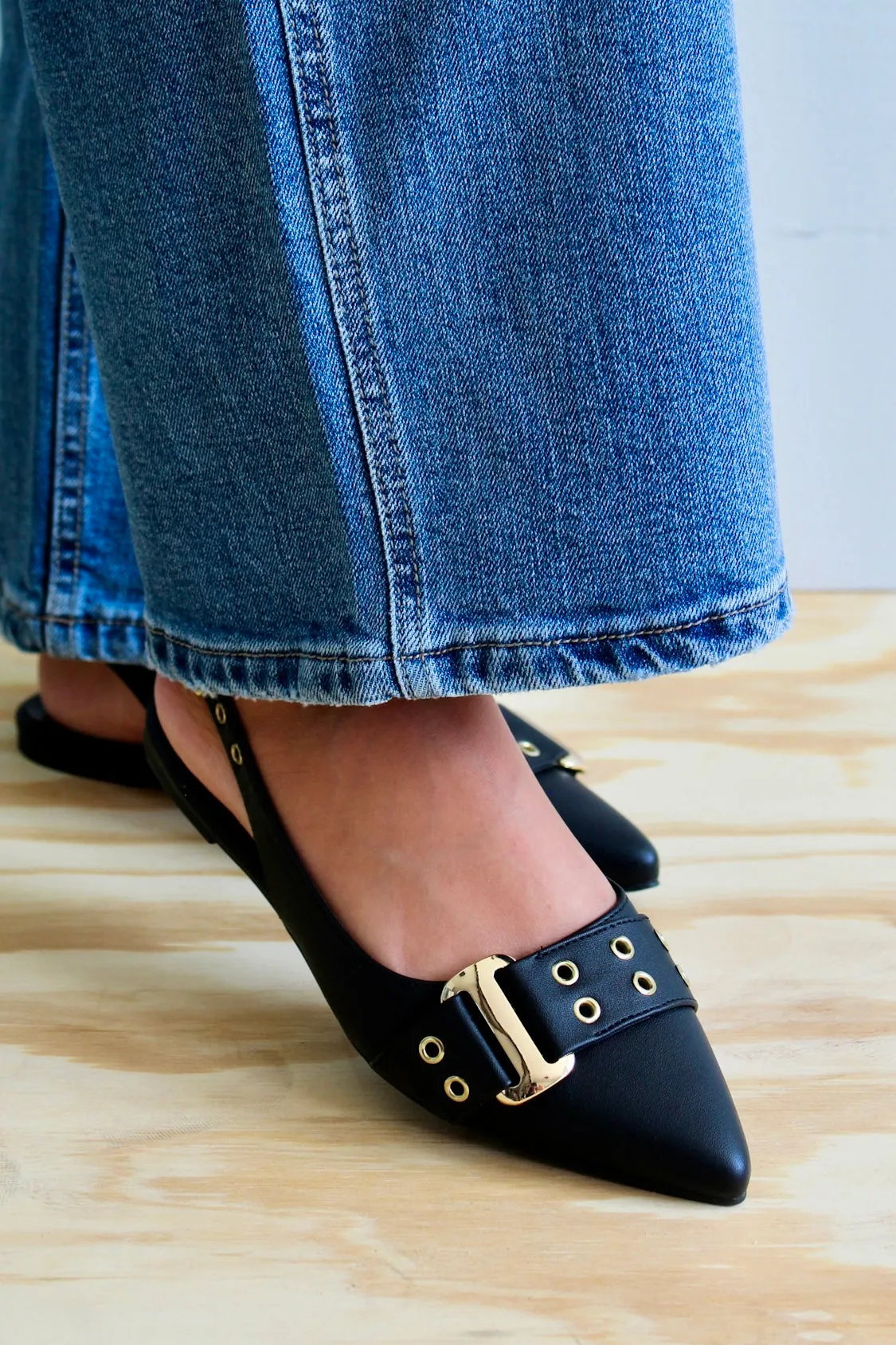 Polished Look Pointed Flat • Black