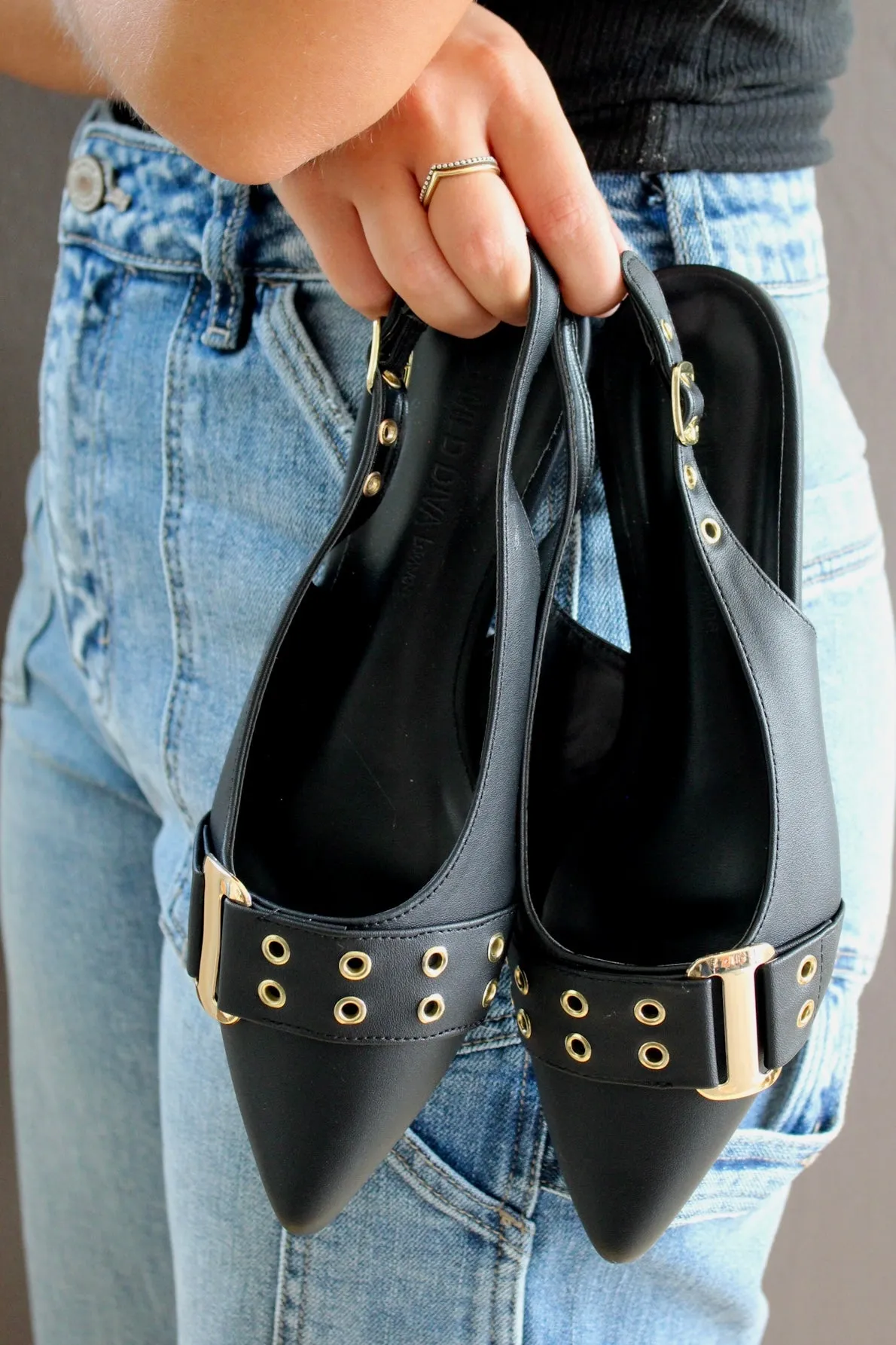 Polished Look Pointed Flat • Black
