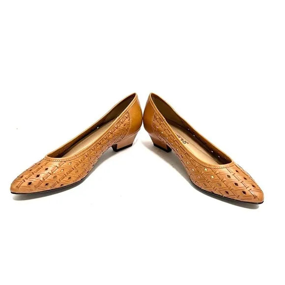 Vintage 1970s brown leather cutout lattice weave slip on kitten heels
