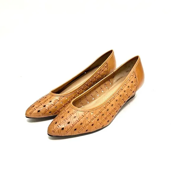Vintage 1970s brown leather cutout lattice weave slip on kitten heels