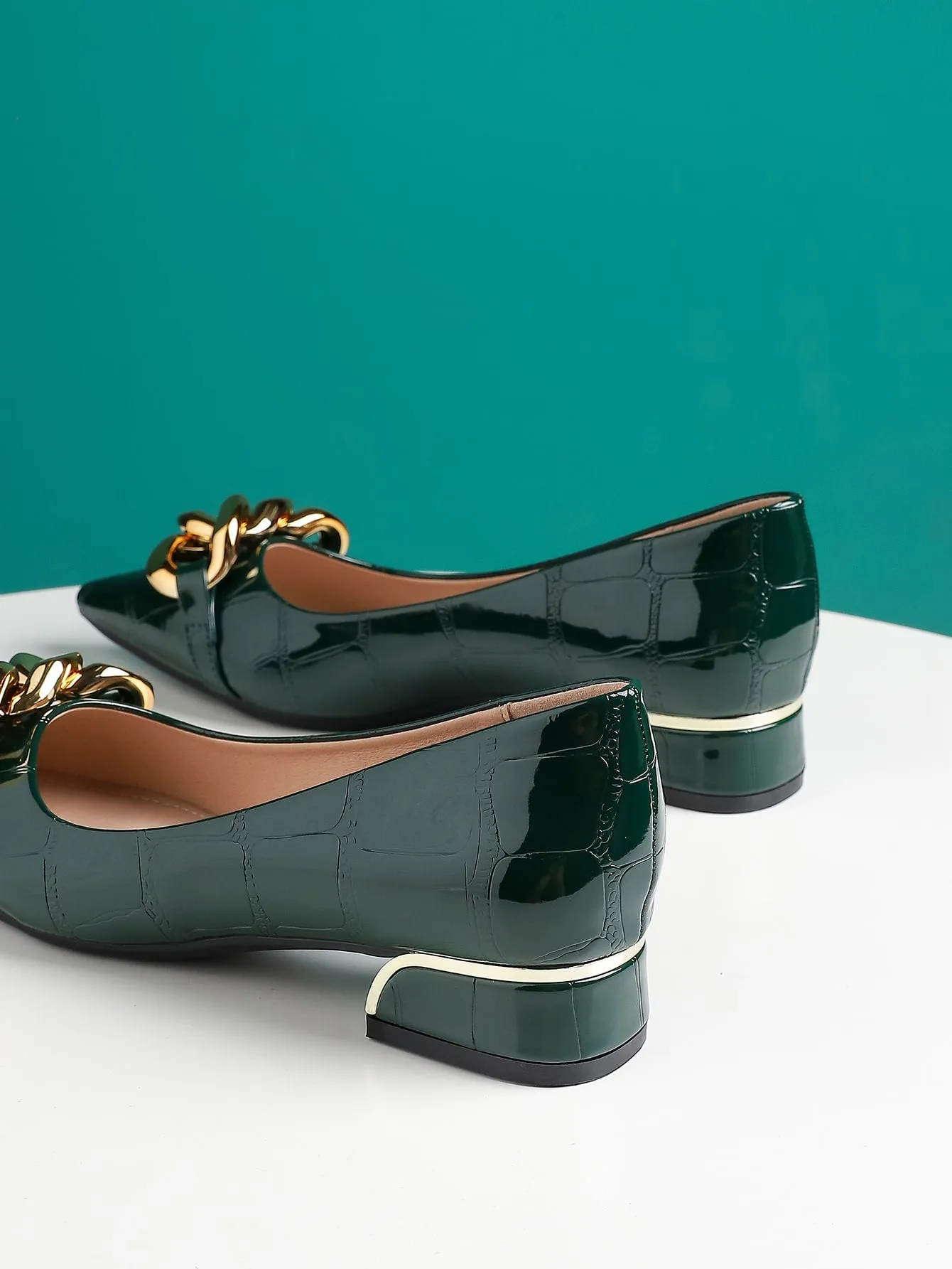 Women's Green Fashionable Flats With Chain Decoration, Crocodile Pattern Texture And Embossed Link Design